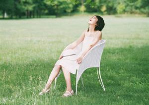 「夏の強い日差しに負けない！完全遮光の日傘で美肌を守る方法」